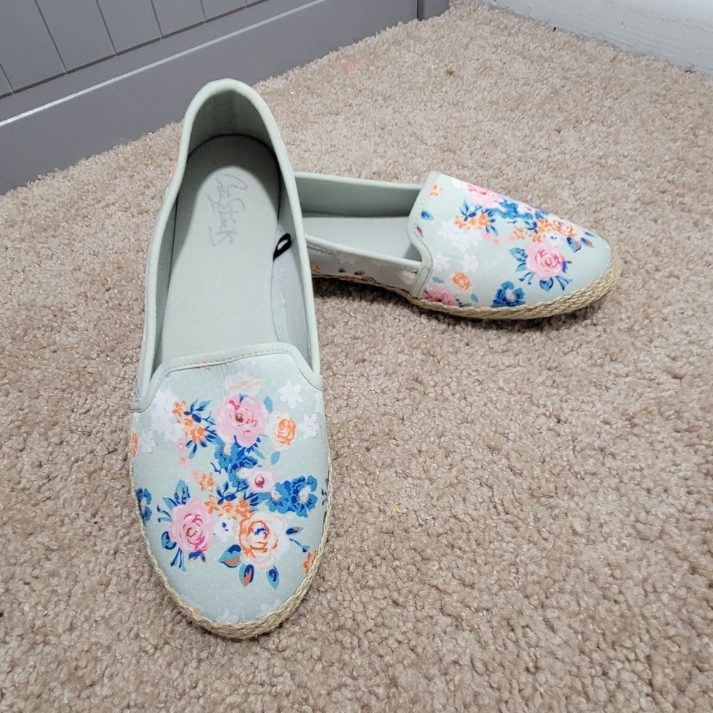 City Streets "Cruz" Womens Sz 11M Multicolor Floral Flat Padded Sole Espadrille